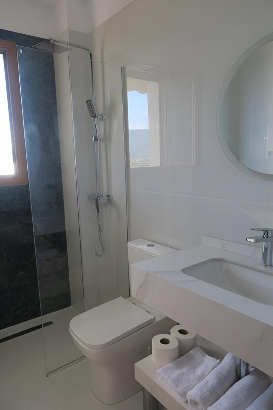 Doko Hotel Radhimë Esterno foto