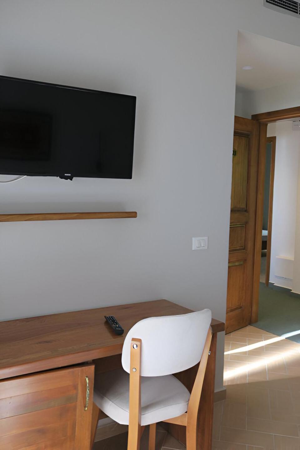 Doko Hotel Radhimë Esterno foto
