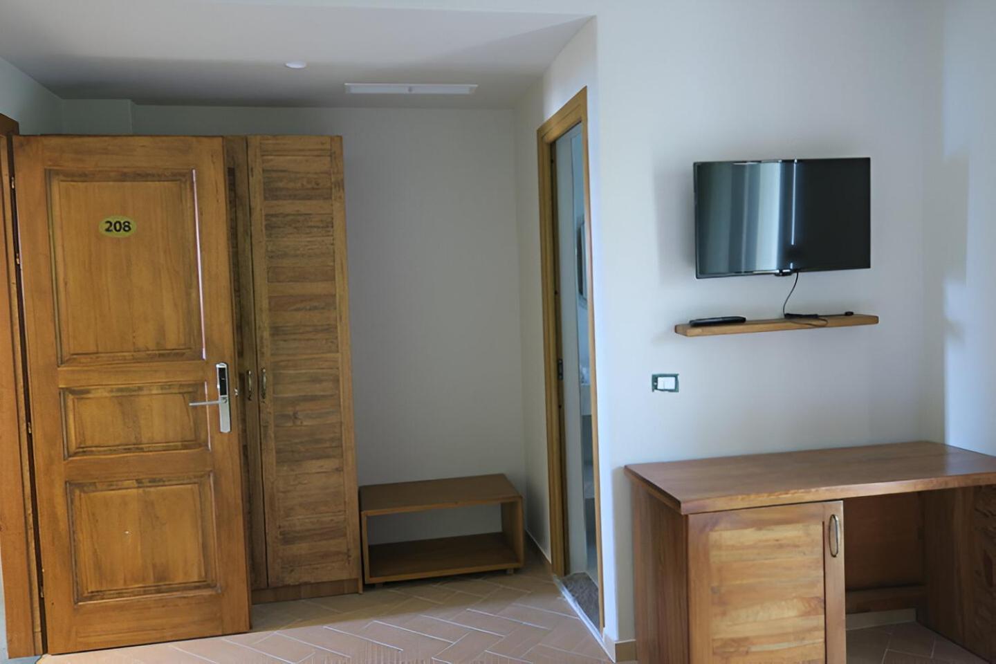 Doko Hotel Radhimë Esterno foto