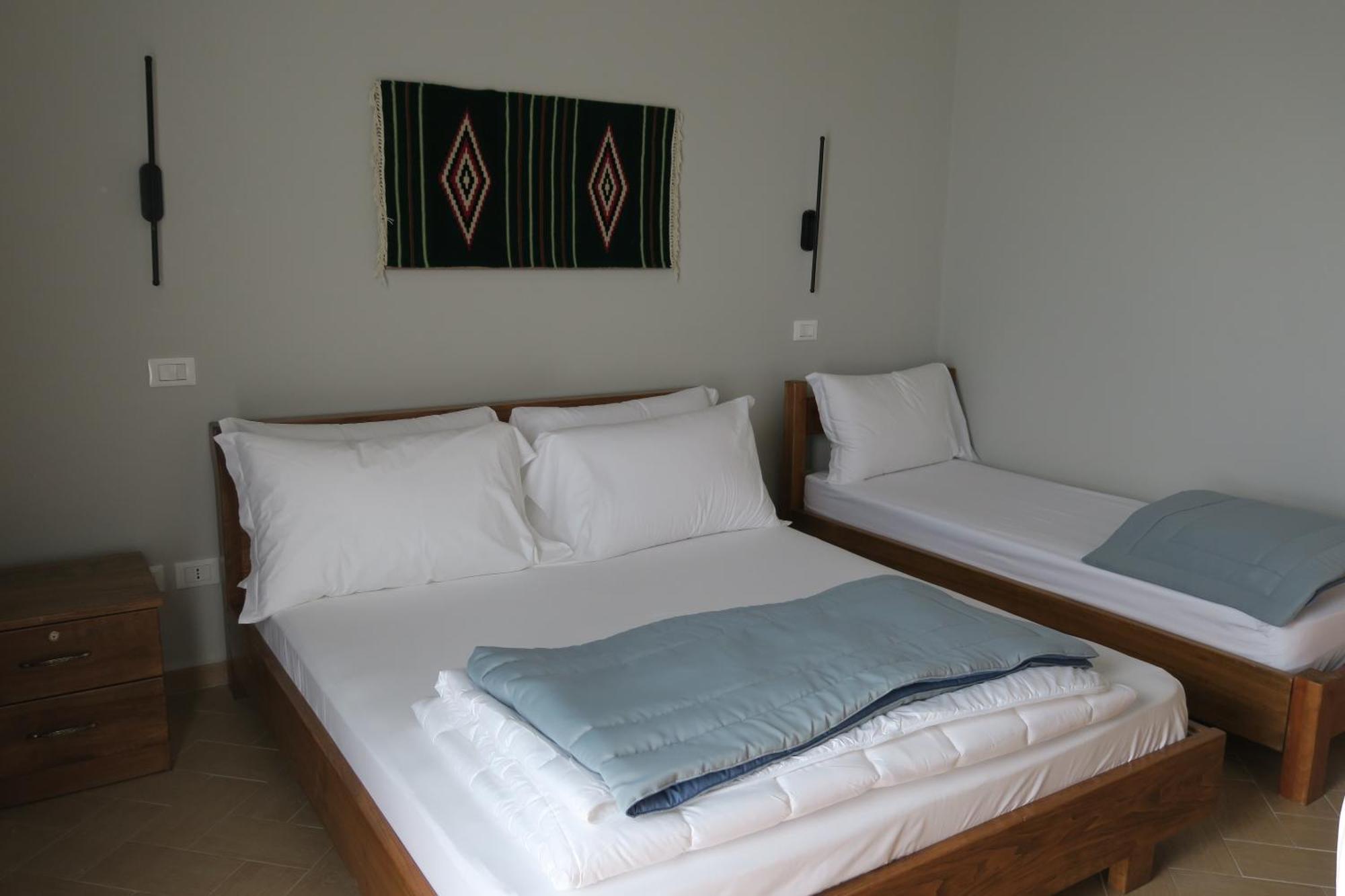 Doko Hotel Radhimë Esterno foto
