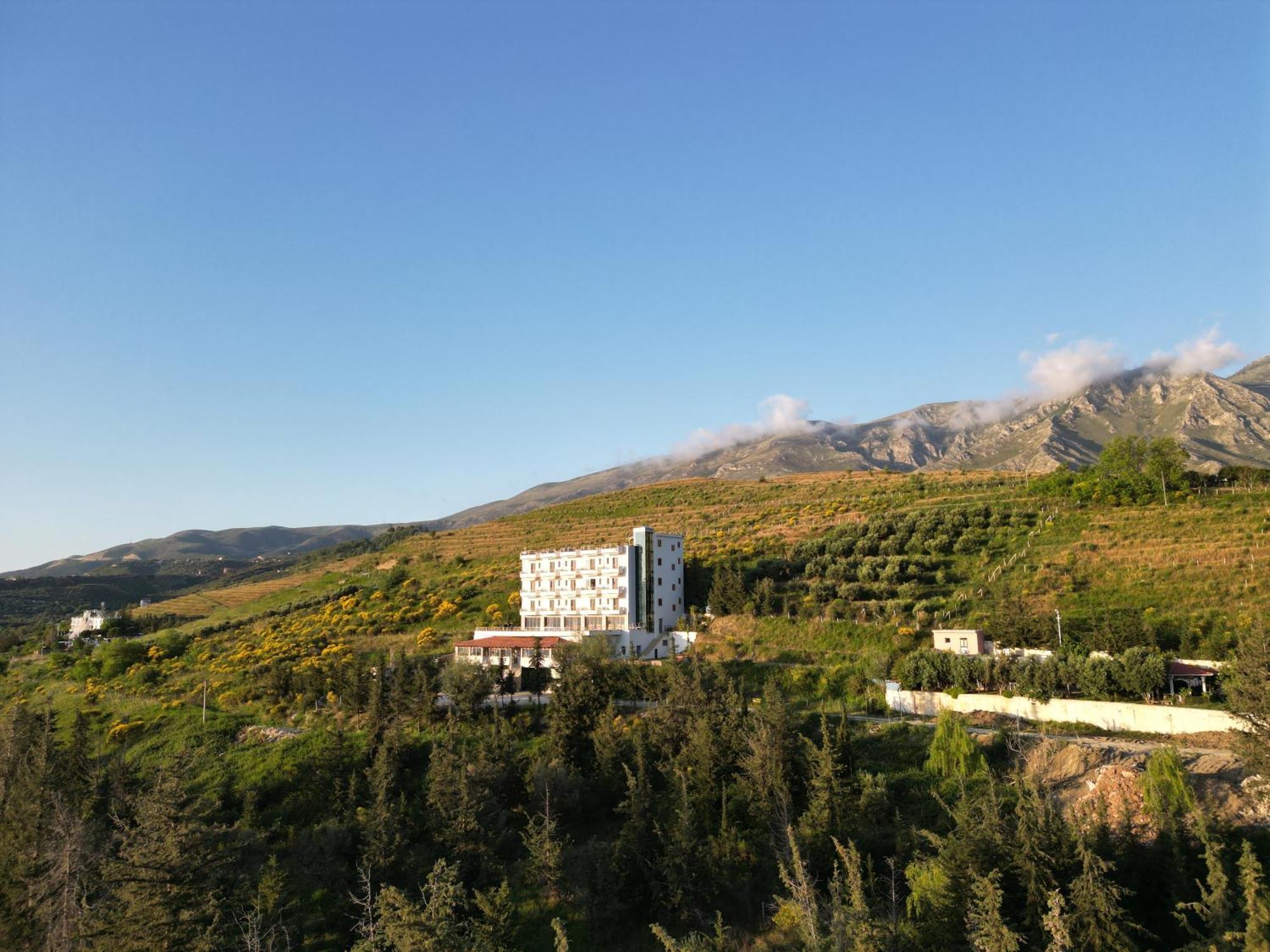 Doko Hotel Radhimë Esterno foto